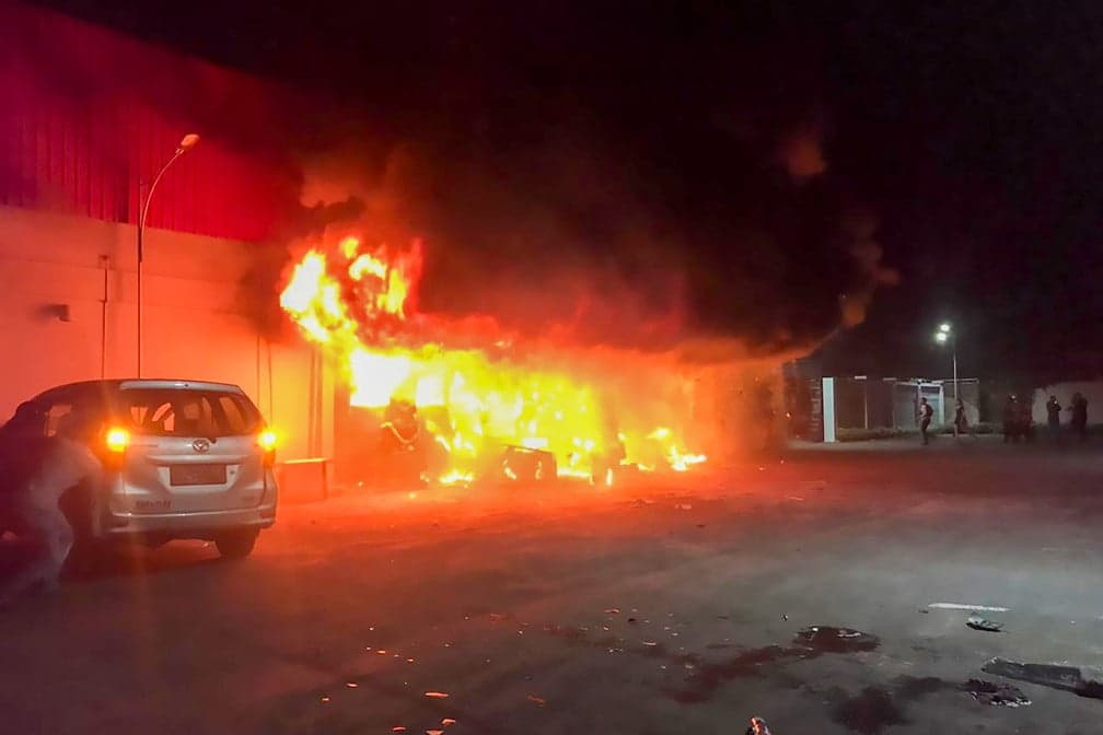 Briga e incêndio deixam 18 mortos em discoteca na Indonésia