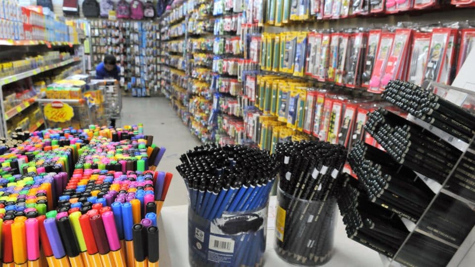 Projeto cria cartão para compra de material escolar para famílias de baixa renda em Manaus