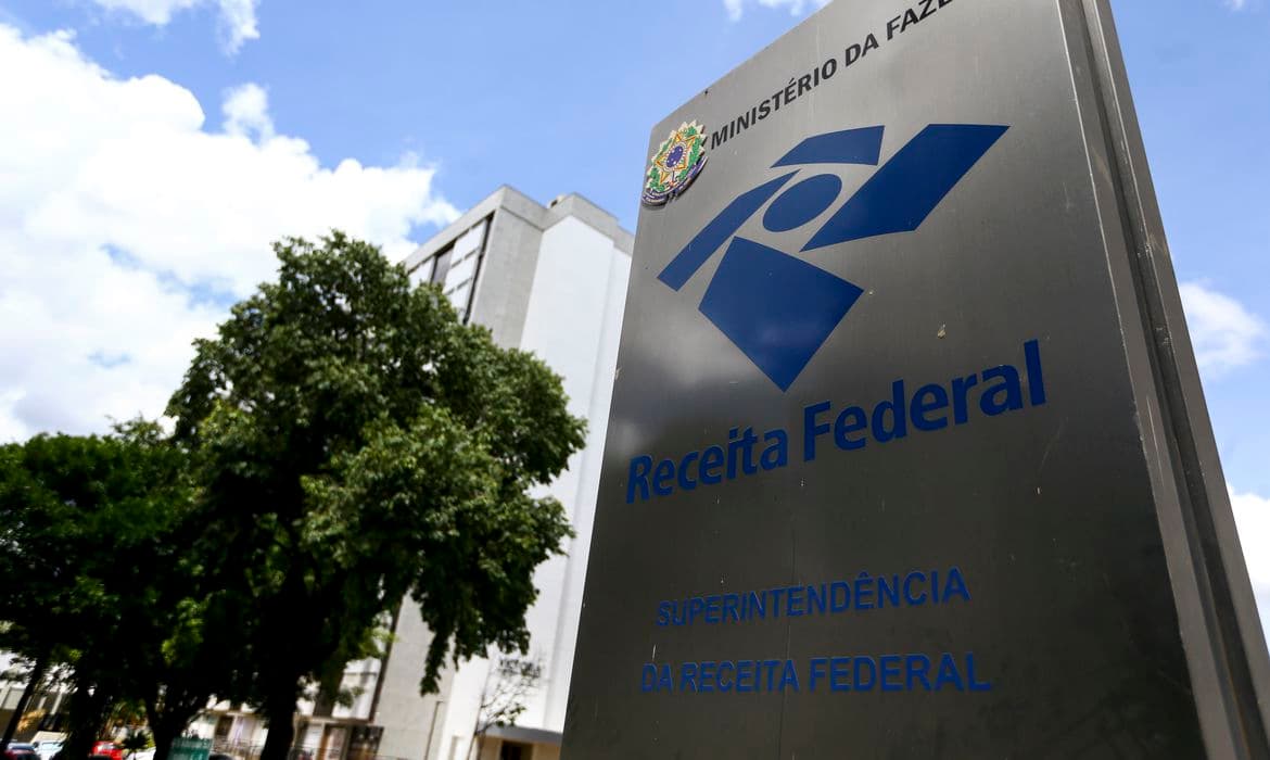Auditores da Receita Federal entregam 1.288 cargos em protesto contra Governo