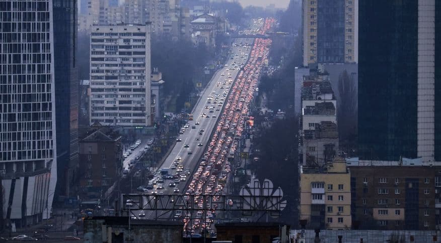 Fuga na Ucrânia: moradores de Kiev formam longas filas de carro para sair do país