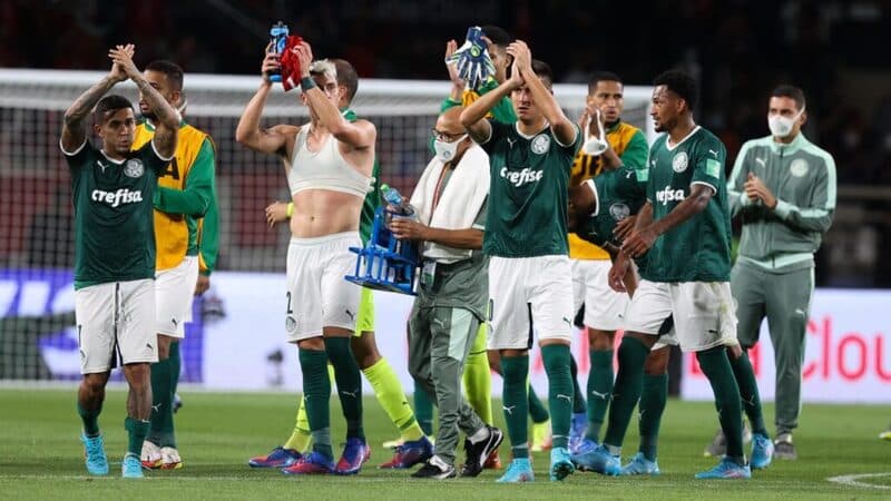 Torcedores recebem delegação palmeirense com aplausos após derrota no Mundial de Clubes