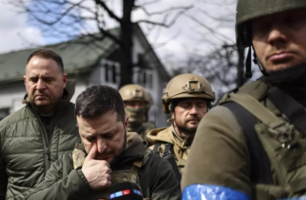 Zelensky acusa Rússia de genocídio após visitar cidade de Bucha