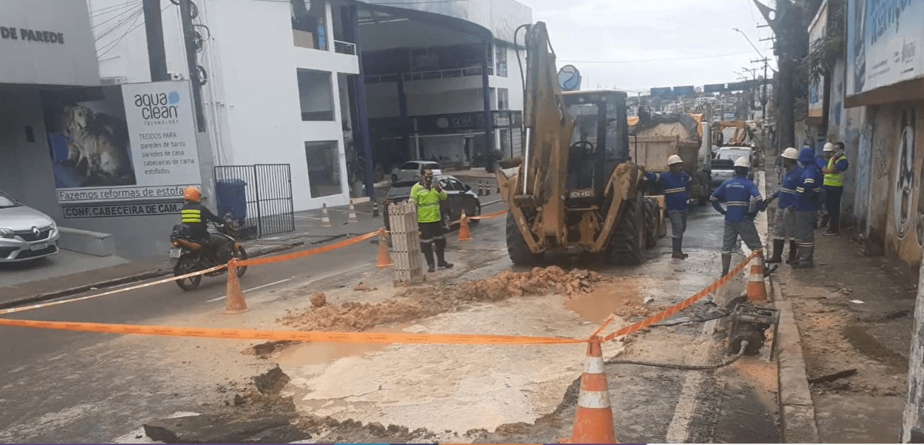 Trecho da Avenida João Valério é interditado para troca de tubulação que se rompeu