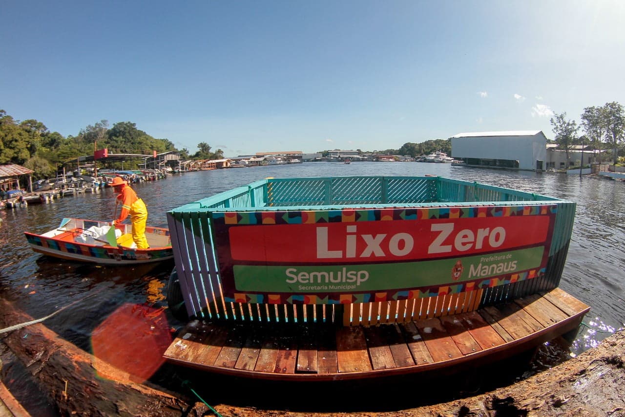Prefeitura de Manaus entrega coletor flutuante e lança projeto “Gari Comunitário Fluvial”