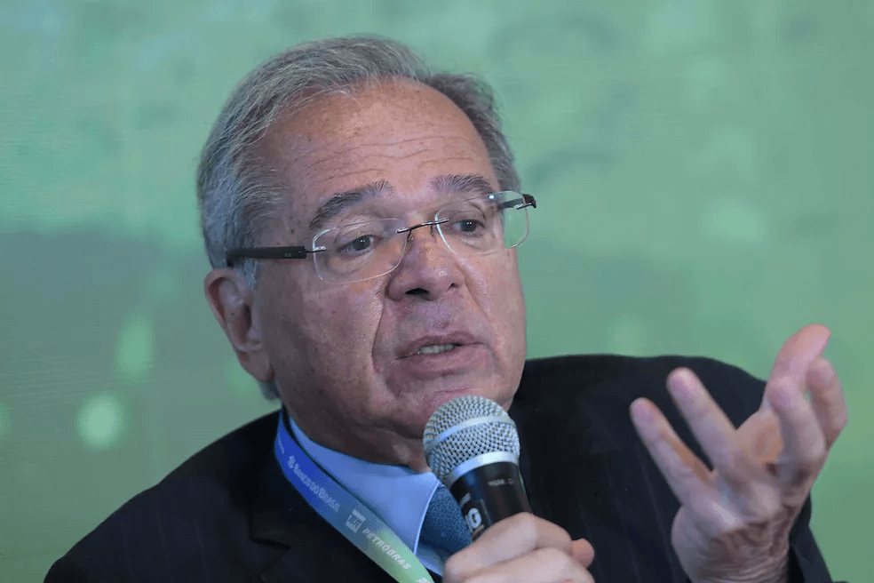 Guedes diz que Brasil saiu do “inferno” da inflação, mas estimativa para o ano cresce