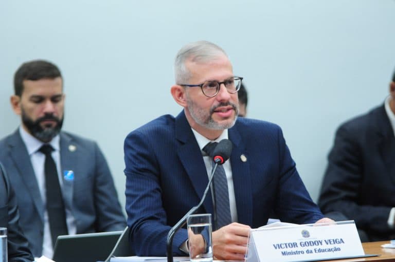 Ministro da Educação nega conversa com pastores e diz que denúncias serão apuradas
