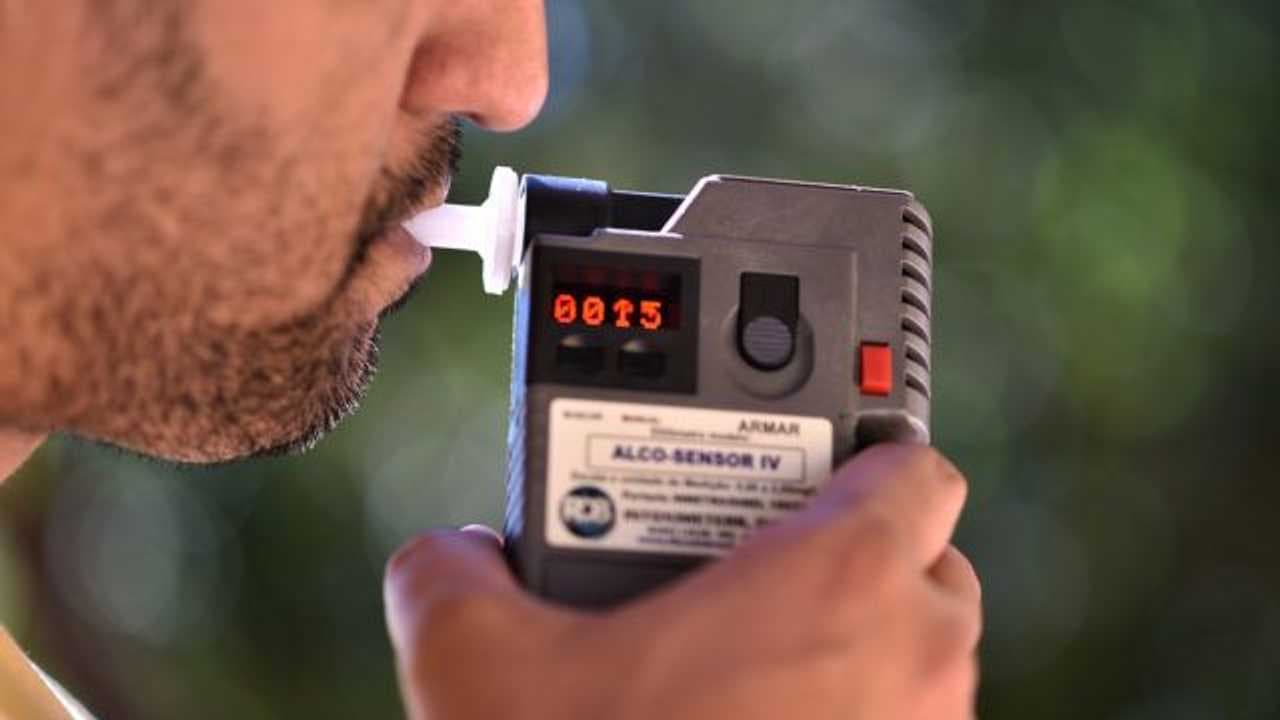 Teste de bafômetro pode se tornar obrigatório após acidentes no Brasil