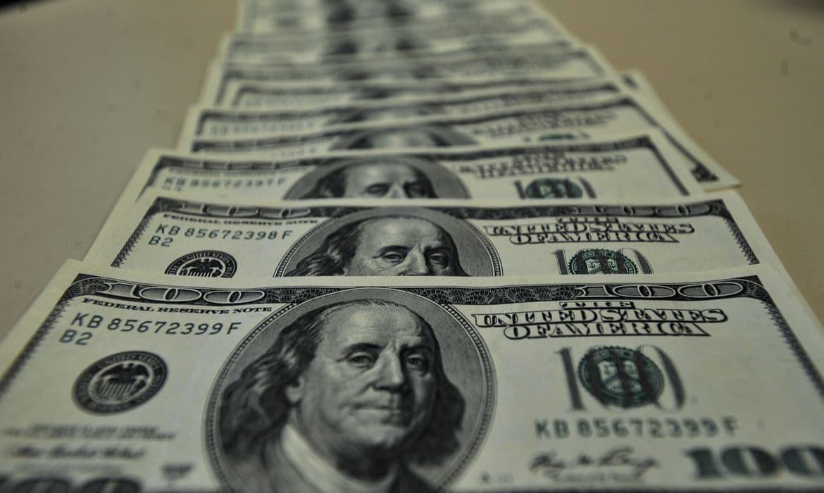 Dólar volta a subir: Entenda história da desvalorização do Real frente à moeda americana