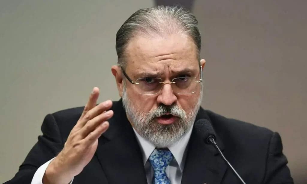 Mensagens de celular revelam conversas de Aras com alvos da PF