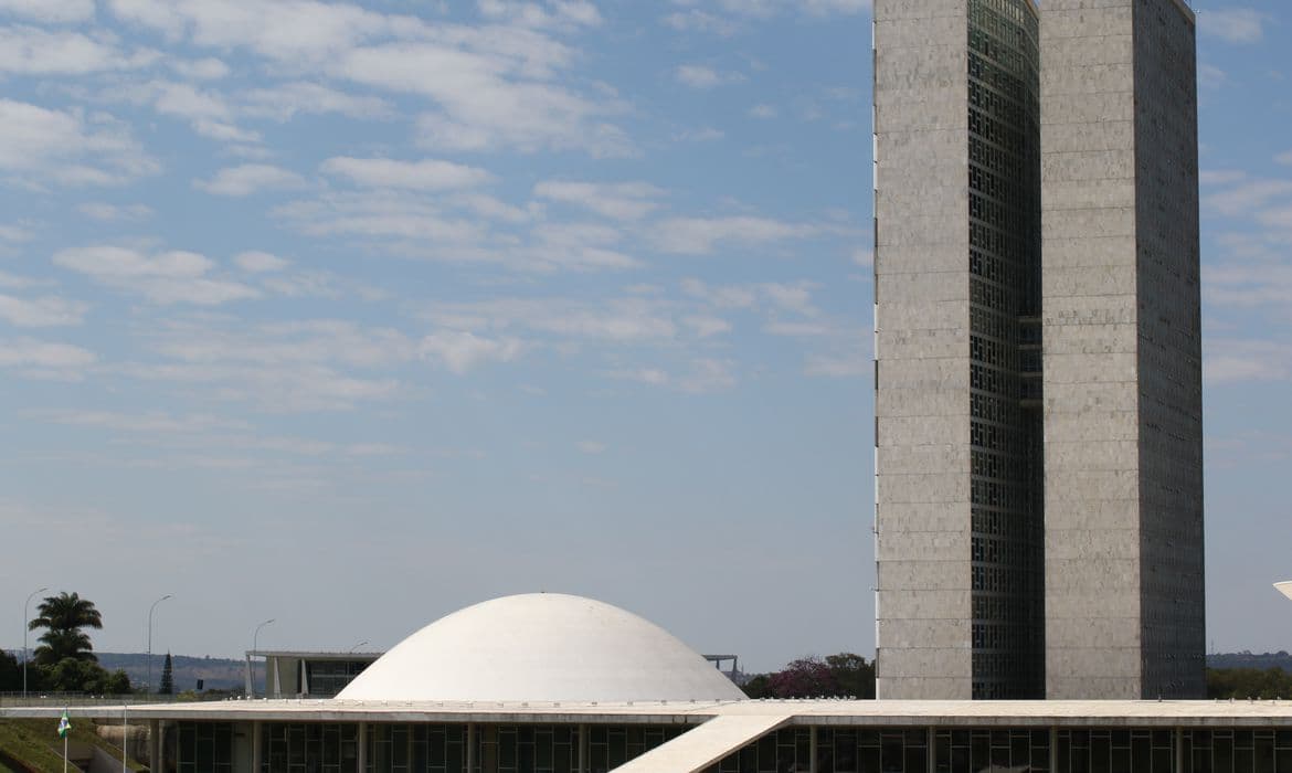 Senado aprova marco regulatório para exploração de energia
