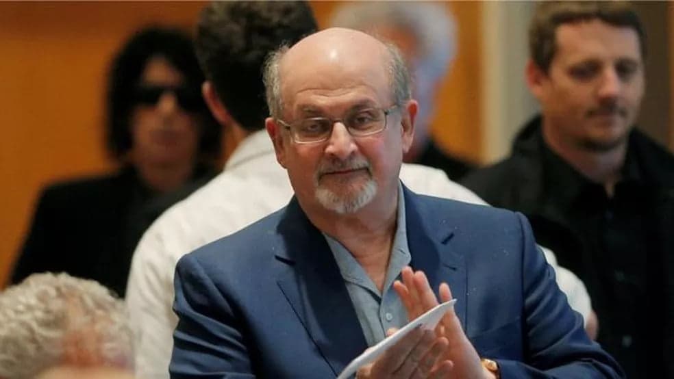 Escritor jurado de morte pelo Islã deve perder olho após ataque nos EUA