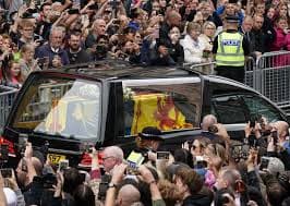 Cortejo da rainha Elizabeth chega a Edimburgo