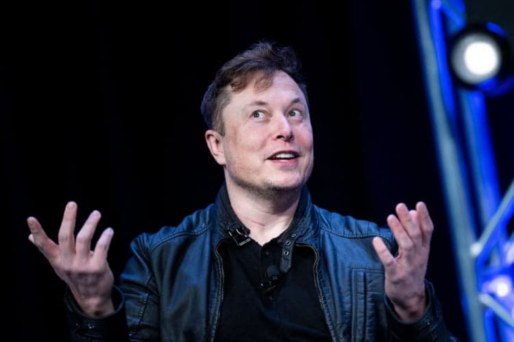 Elon Musk conclui compra do Twitter e demite chefes da empresa