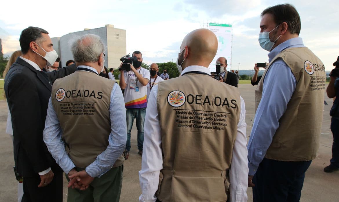 Sete missões estrangeiras vão monitorar eleição de domingo