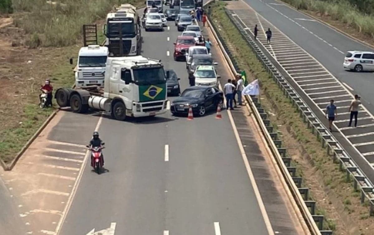 PRF informa 235 pontos de interdição em estradas no país