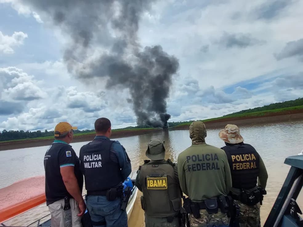 PF apreende lancha e destrói balsa usada em garimpo ilegal no Amazonas