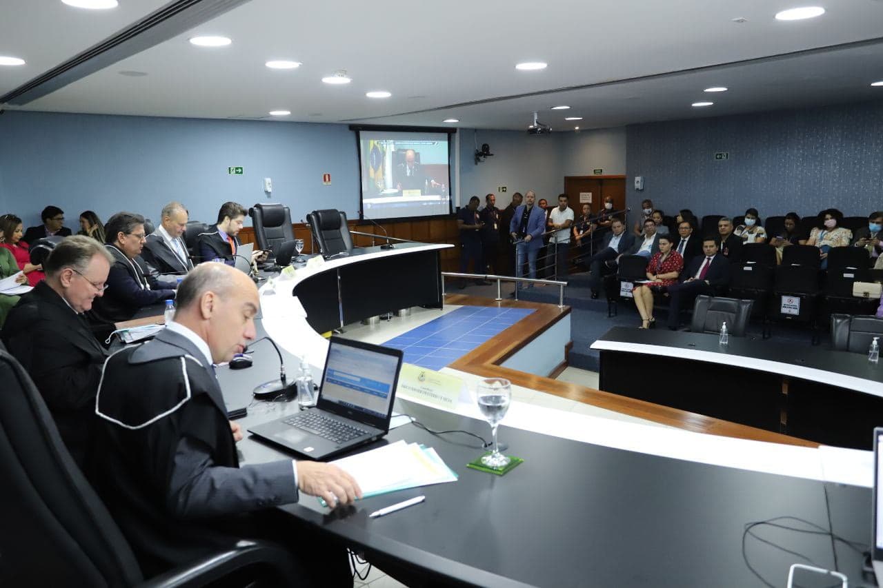 TCE-AM aprova com ressalvas contas de David Almeida