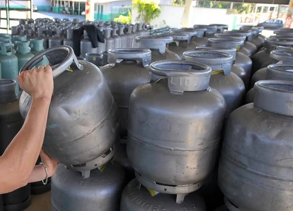 Levantamento diz que refinaria privatizada no AM vende o gás de cozinha mais caro do país