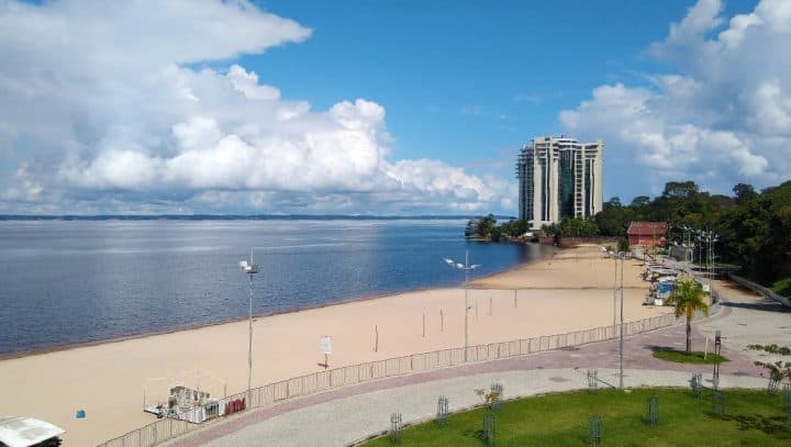 Ponta Negra está a 11cm de ser fechada para banho devido à seca, diz Prefeitura