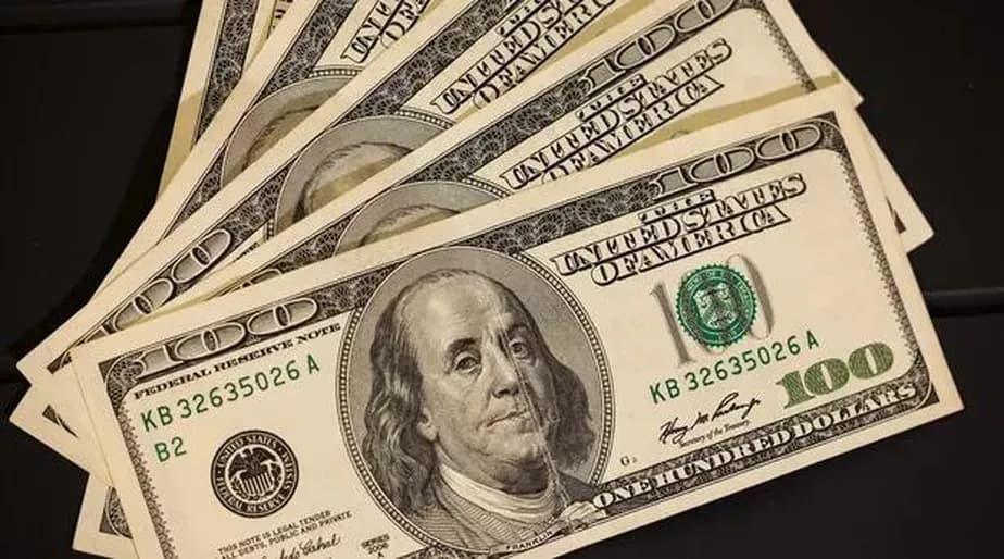 Dólar atinge pico histórico de R$ 6,30, mas começa a cair após novos leilões do Banco Central