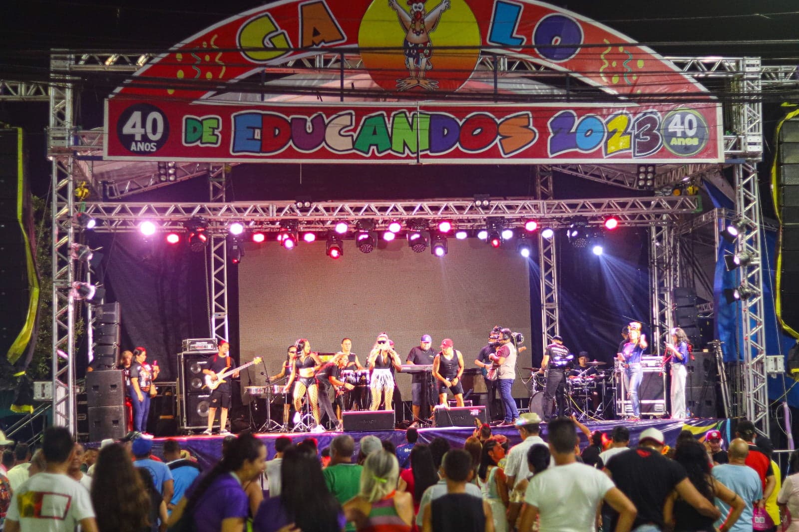 Carnaval do Educandos reúne mais de 6 mil pessoas neste sábado
