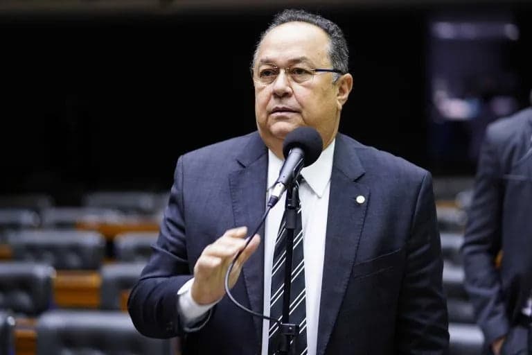 TRE-AM absolve deputado Silas Câmara, que mantém mandato