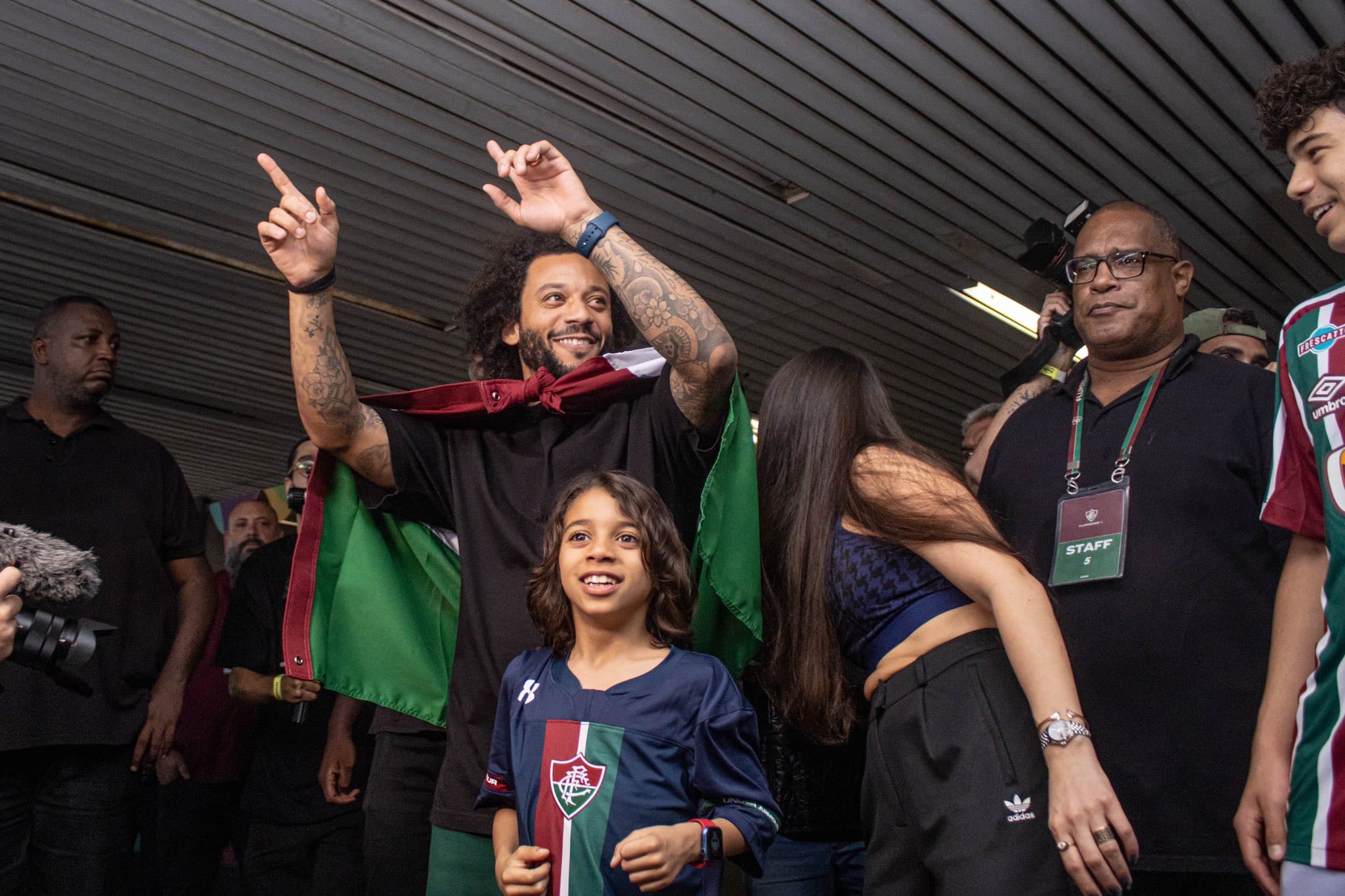 Com a bandeira do Fluminense, Marcelo desembarca no RJ