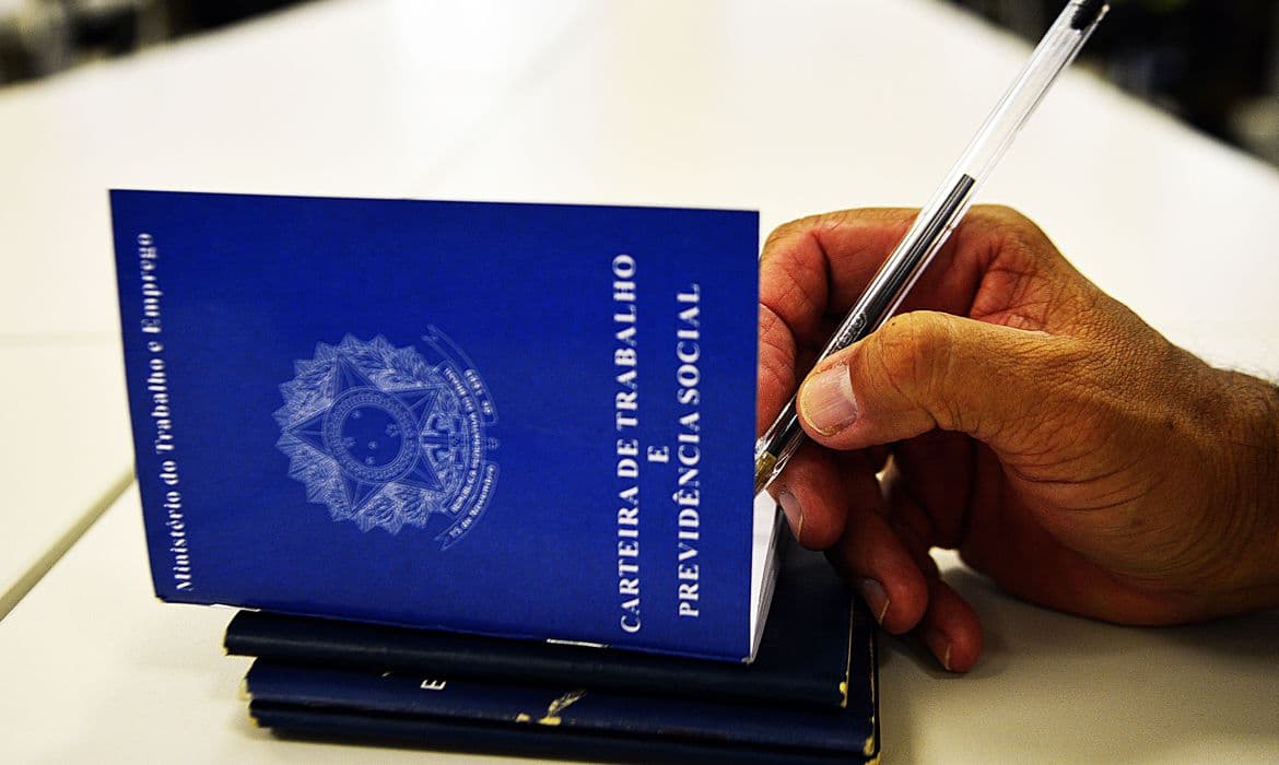 Taxa de desemprego chega a 5,2%, a menor desde 2012, segundo pesquisa IBGE