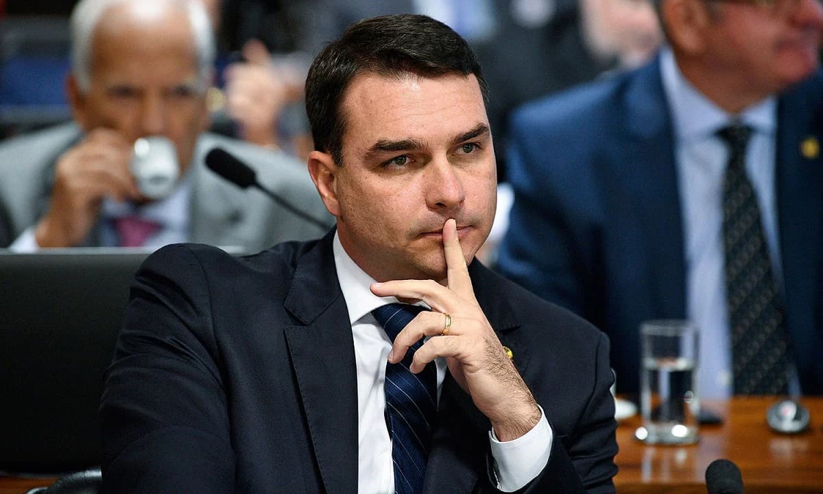 Senador Flávio Bolsonaro defende PEC da “privatização das praias” em meio a polêmica