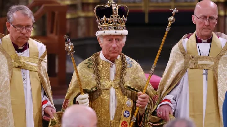 Rei Charles III é coroado com cerimônia realizada há 900 anos