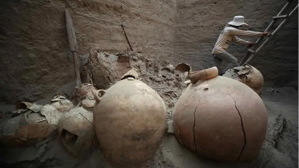 Tumbas com mais de mil anos são descobertas por arqueólogos no Peru
