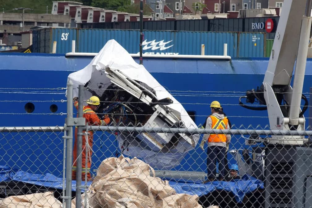VÍDEOS: Veja imagens dos restos do submarino Titan chegando a porto