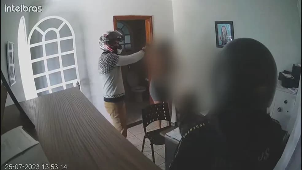 VÍDEO: “Vamos jogar um jogo”: suspeitos fazem ‘roleta-russa’ durante assalto a família
