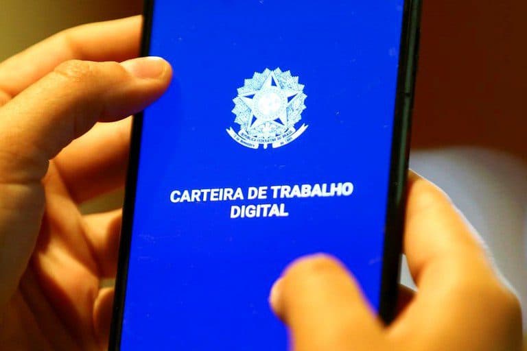Reforma trabalhista de 2017 aumentou informalidade e reduziu salários, aponta estudo