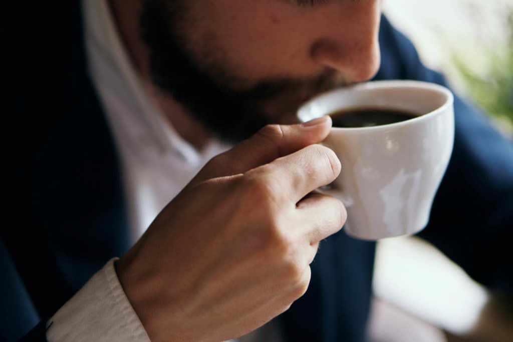 Café fake: entenda o que é bebida que pode fazer mal à saúde, e como evitá-la