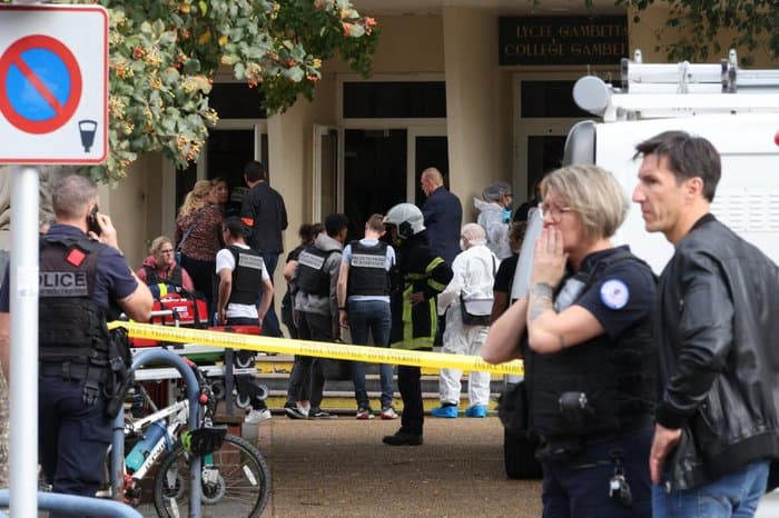 Homem invade escola na França e mata professor