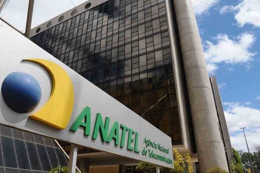 Anatel notifica operadoras para novo bloqueio do X após retorno repentino da plataforma no Brasil