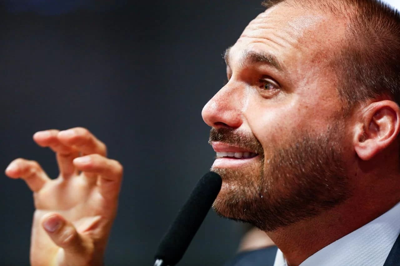 VÍDEO: Eduardo chama Moraes de ‘psicopata’ e julgamento de Bolsonaro de ‘circo’