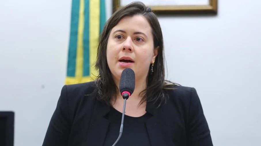 Após assassinato do irmão, Sâmia Bomfim anuncia licença por tempo indeterminado