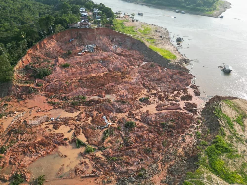 Queda de barranco em Beruri-AM: 45 casas foram destruídas, 30 estão sob risco