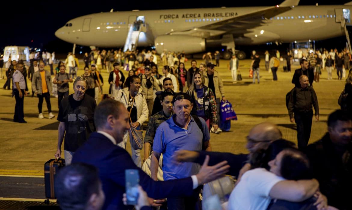 Primeiro avião com brasileiros vindos de Israel pousa em Brasília