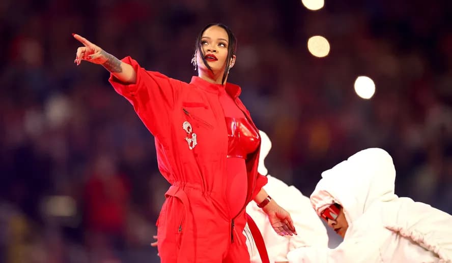 Rihanna prepara turnê milionária e lançamento de dois álbuns, diz jornal inglês