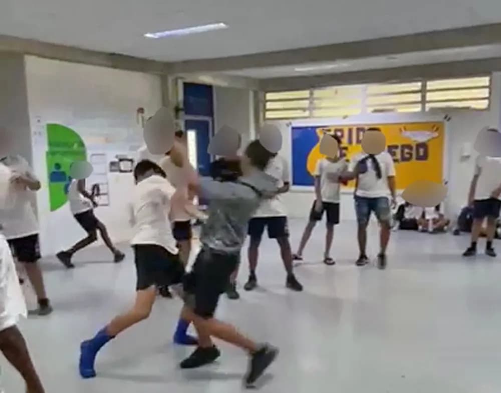 VÍDEO: Estudantes são filmados saindo na “porrada” em escola cívico-militar do RJ