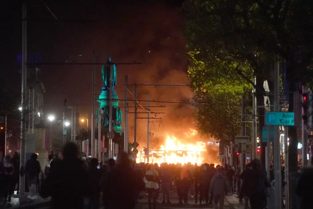 Protestos tomam conta de Dublin após crianças serem esfaqueadas