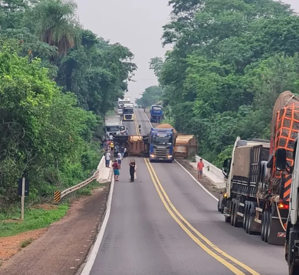 Tombamento na cabeceira de ponte deixa trânsito bloqueado na BR-153