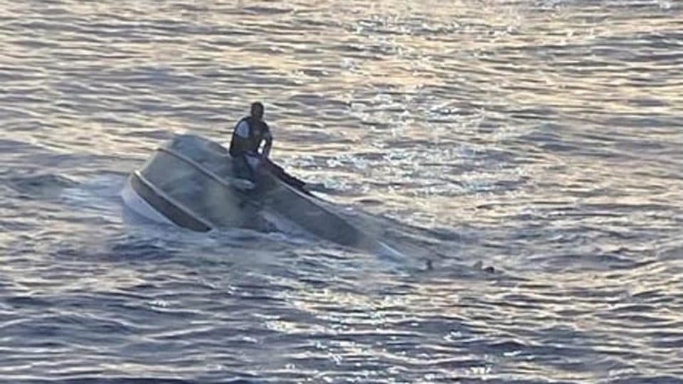 VÍDEO: Balsa naufraga com tripulantes nas Bahamas