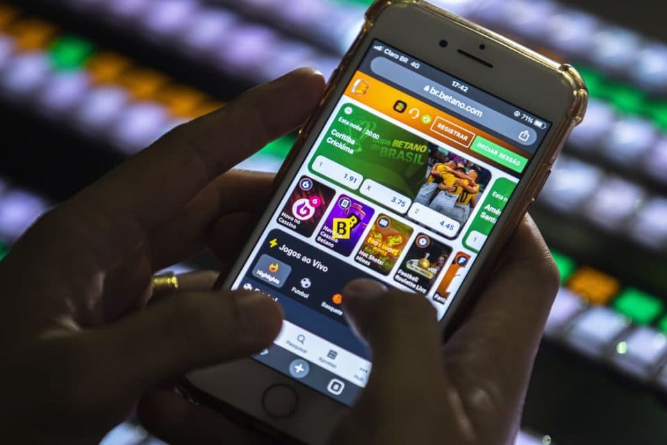 Projeto na Câmara prevê suspensão de atividades a influenciadores que divulgam jogos de azar