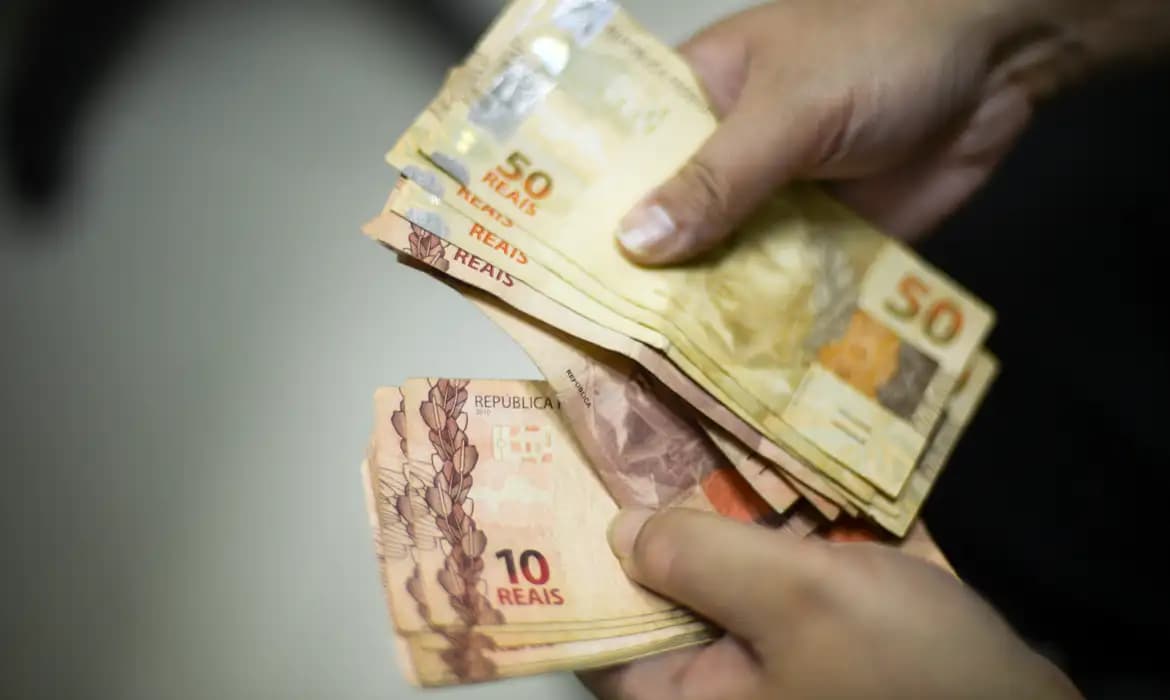 Isenção do IR até R$ 5 mil e novo salário mínimo já estão em vigor