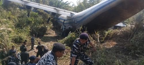 VÍDEO: Avião de carga derrapa, quebra ao meio e fere pelo menos oito pessoas, na Índia