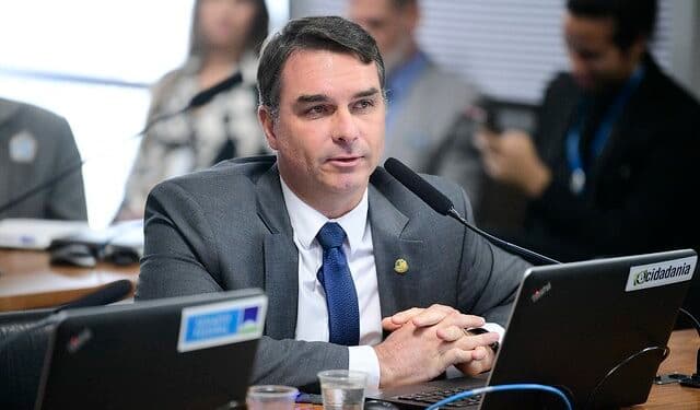 “O PT tenta impedir projeto que proíbe saidinhas de presos”, diz Flávio Bolsonaro